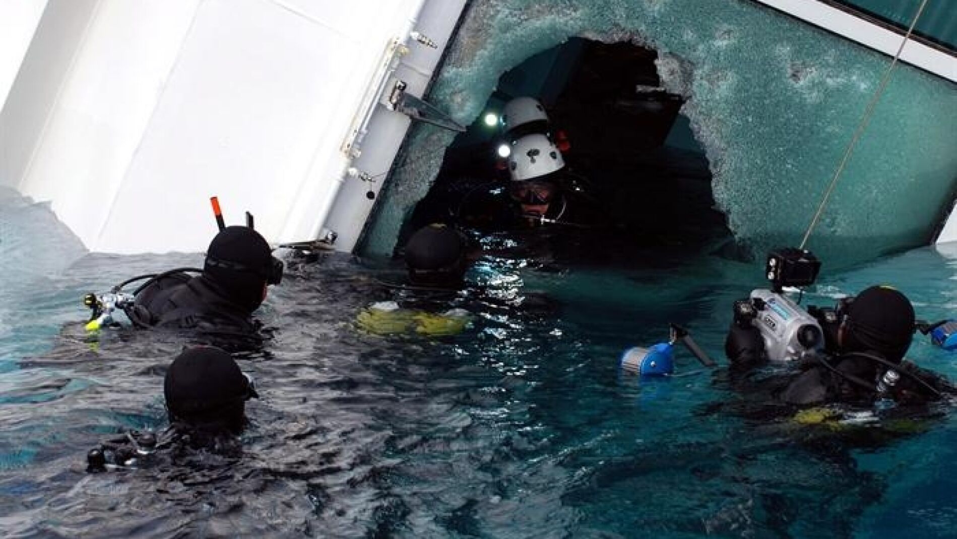 Buzos de la polic&iacute;a entran al barco