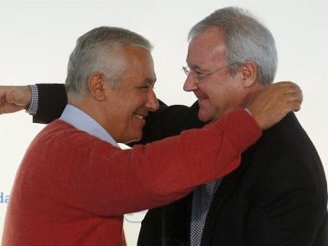 Arenas se abraza con Ramón Luis Valcárcel