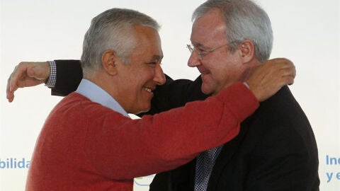 Arenas se abraza con Ram&oacute;n Luis Valc&aacute;rcel
