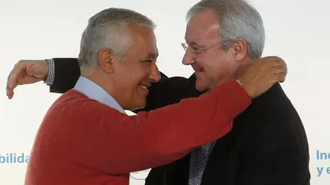 Arenas se abraza con Ramón Luis Valcárcel Arenas se abraza con Ramón Luis Valcárcel