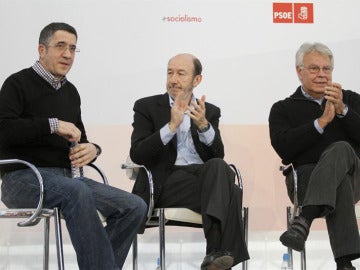 Rubalcaba, junto a Felipe González y Patxi López