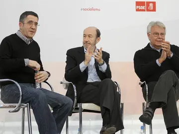 Rubalcaba, junto a Felipe González y Patxi López Rubalcaba, junto a Felipe González y Patxi López