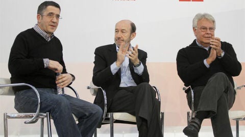 Rubalcaba, junto a Felipe Gonz&aacute;lez y Patxi L&oacute;pez