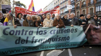 Miles de personas denuncian el intento de desprestigio a Garzón en el Supremo