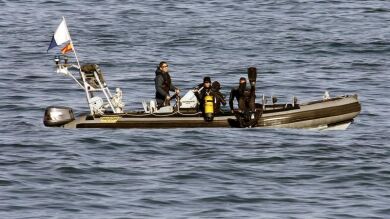 Continúa la búsqueda a los tres desaparecidos en la costa de Orzán por tierra, mar y aire