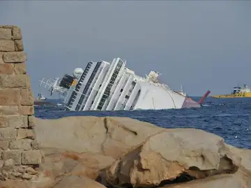 El Costa Concordia continúa encallado El Costa Concordia continúa encallado