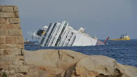 El Costa Concordia continúa encallado El Costa Concordia continúa encallado