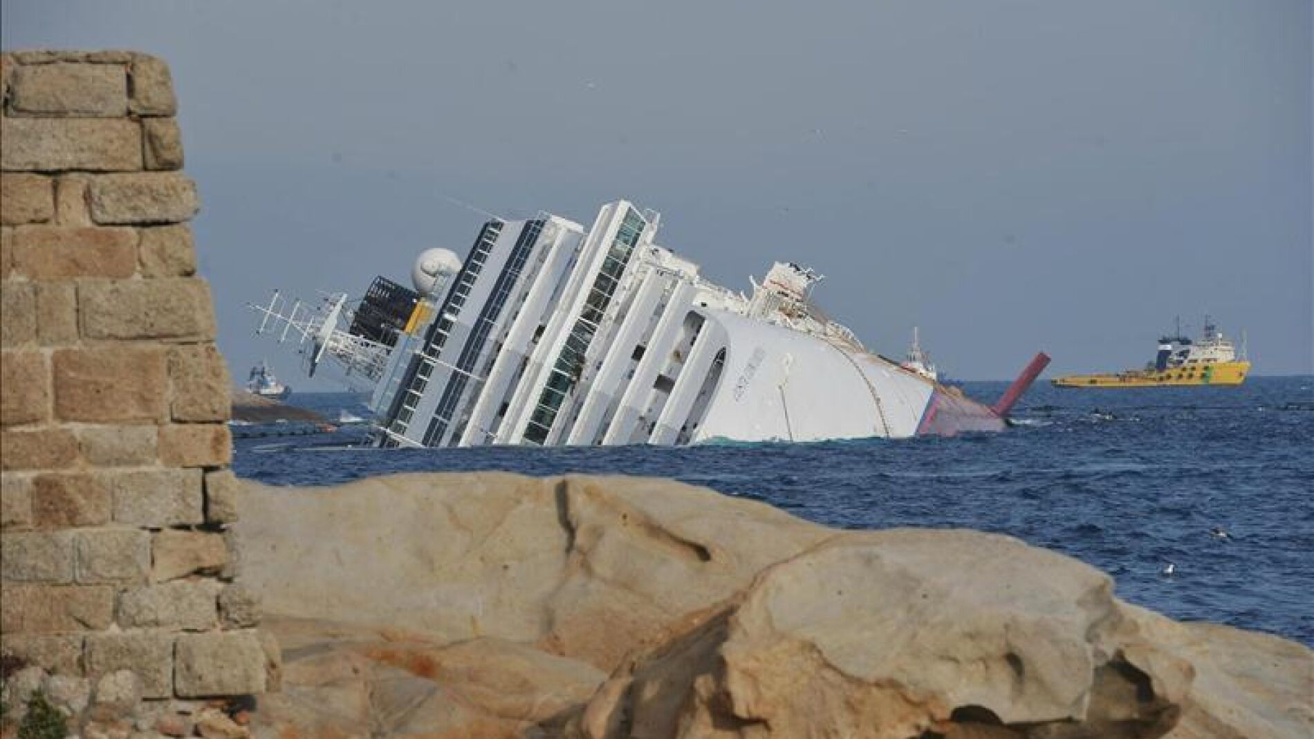 El Costa Concordia contin&uacute;a encallado 