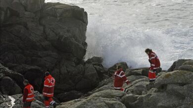 La búsqueda de los tres desaparecidos en la playa de Orzán se amplia hasta Ferrol