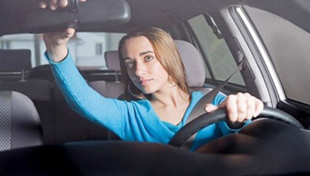 Mujer conduciendo