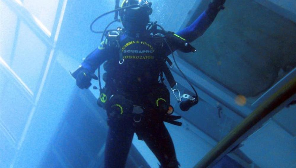 Buzos vigilan la situación del buque Costa Concordia en la isla de Giglio