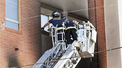 Rescatados con vida dos niños y su madre en el incendio de su casa Rescatados con vida dos niños y su madre en el incendio de su casa