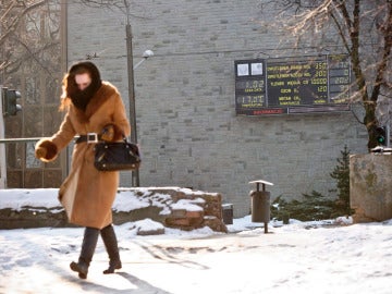 Una mujer camina por Lublin, Polonia