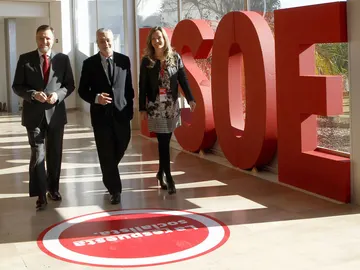El secretario de Organización del PSOE, Marcelino Iglesias, junto al secretario general del PSOE-A, José Antonio Griñán; y la coordinadora del 38º Congreso de los socialistas, Pilar Alegría El secretario de Organización del PSOE, Marcelino Iglesias, junto al secretario general del PSOE-A, José Antonio Griñán; y la coordinadora del 38º Congreso de los socialistas, Pilar Alegría