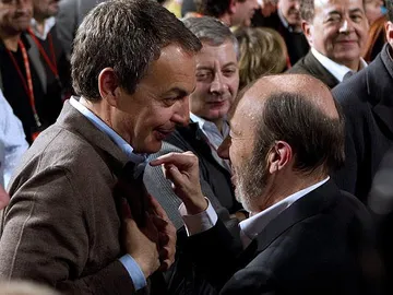 Zapatero saluda a Rubalcaba Zapatero saluda a Rubalcaba