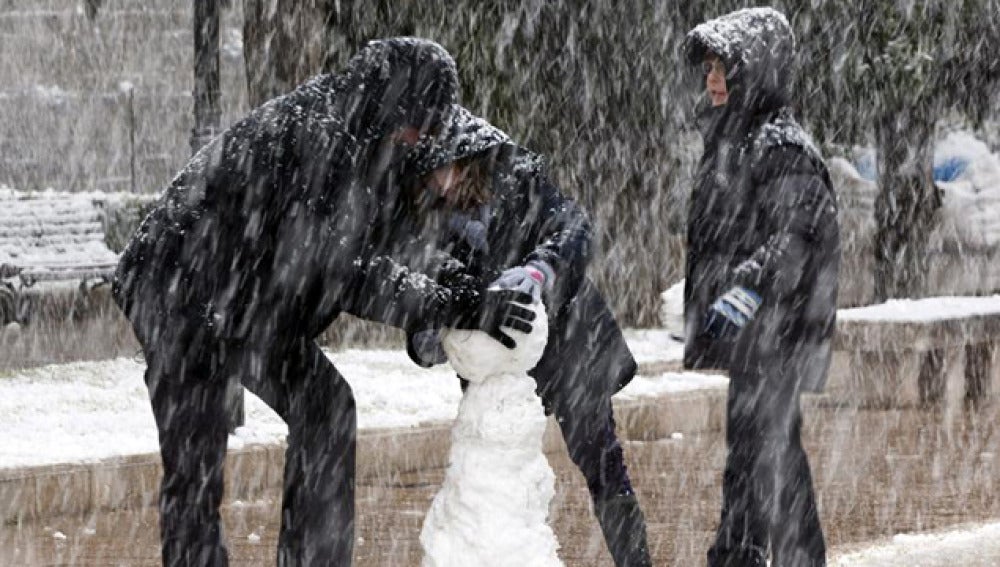 Una familia disfruta de la nieve en Mallorca