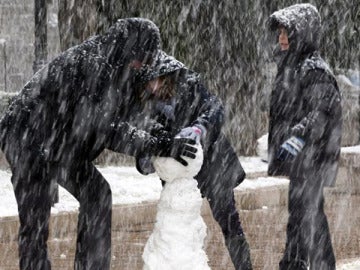 Una familia disfruta de la nieve en Mallorca