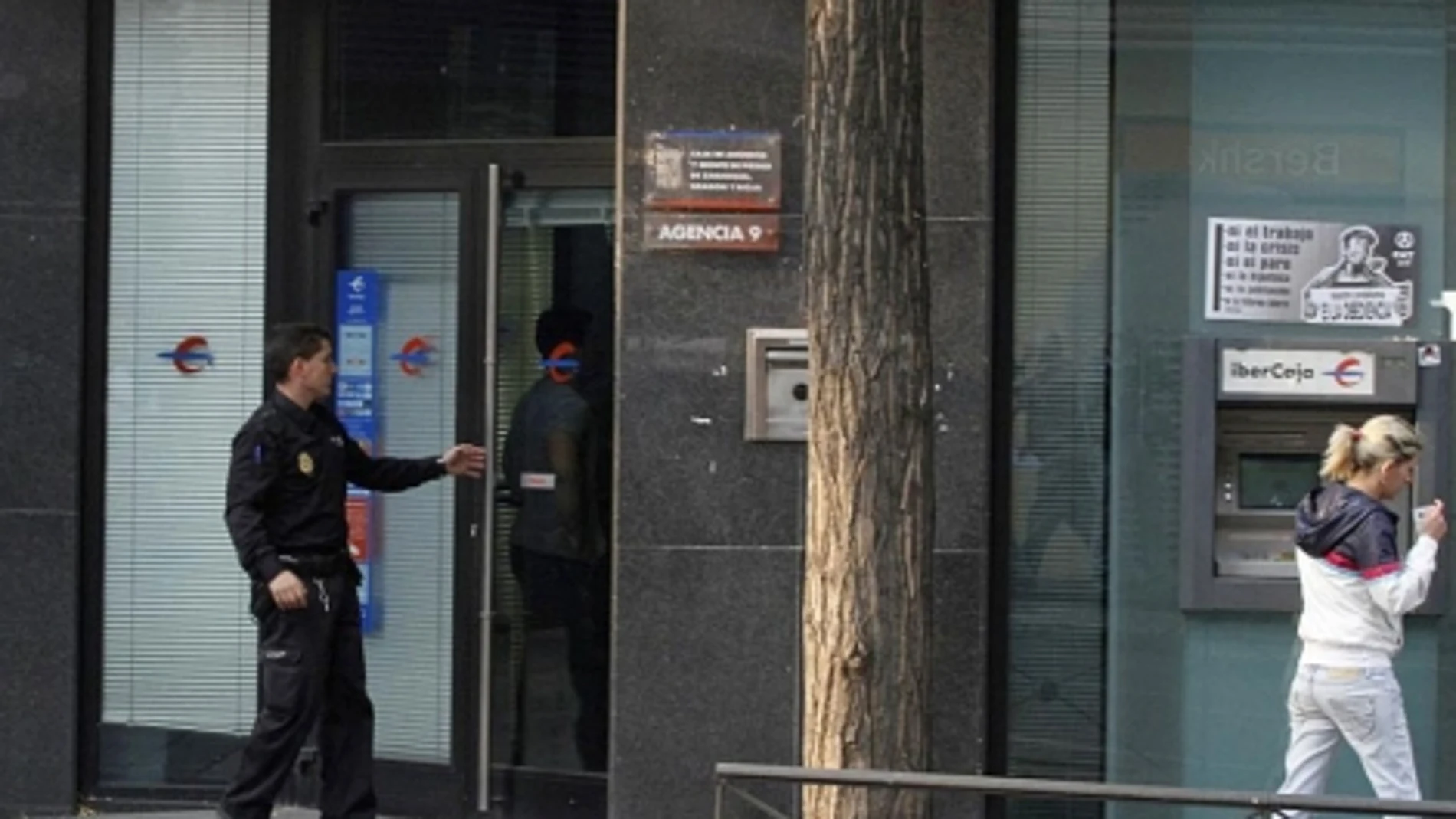 Sucursal de Vallecas atracada por el menor y su padre Sucursal de Vallecas atracada por el menor y su padre