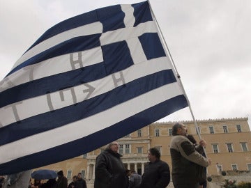 Unos ciudadanos protestan en Atenas