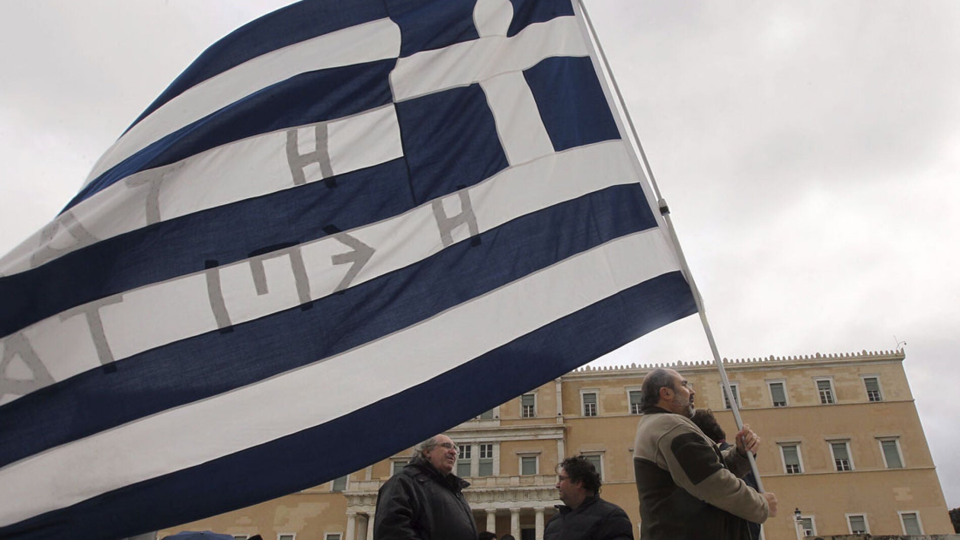 Unos ciudadanos protestan en Atenas