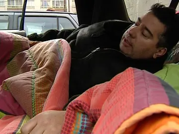 Camionero vive con su familia en un coche Camionero vive con su familia en un coche