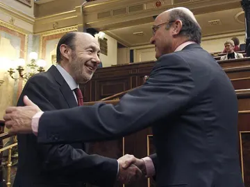 Rubalcaba saluda a De Guindos Rubalcaba saluda a De Guindos