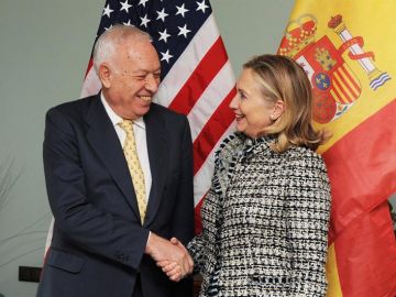 Clinton se compromete ante García-Margallo a limpiar tierra de Palomares
