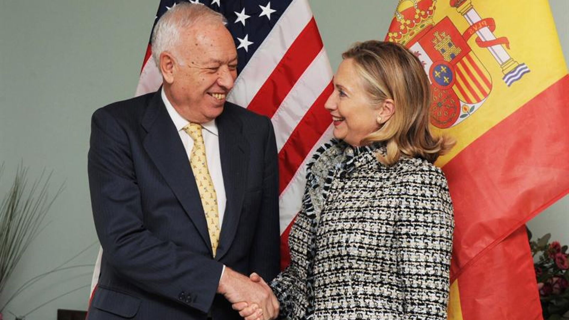 Clinton se compromete ante Garc&iacute;a-Margallo a limpiar tierra de Palomares