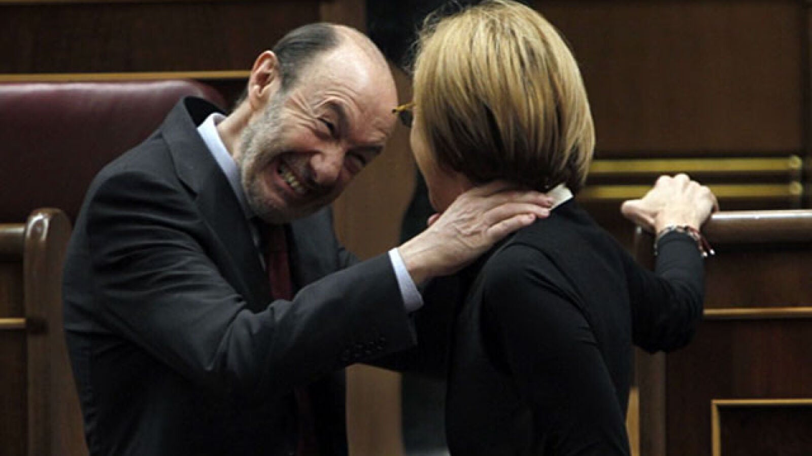 Rubalcaba 'estrangula' a Rosa Díez para explicarle 