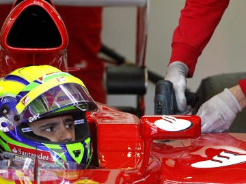 Felipe Massa en su box en Jerez