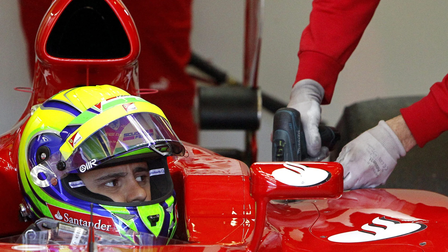 Felipe Massa en su box en Jerez