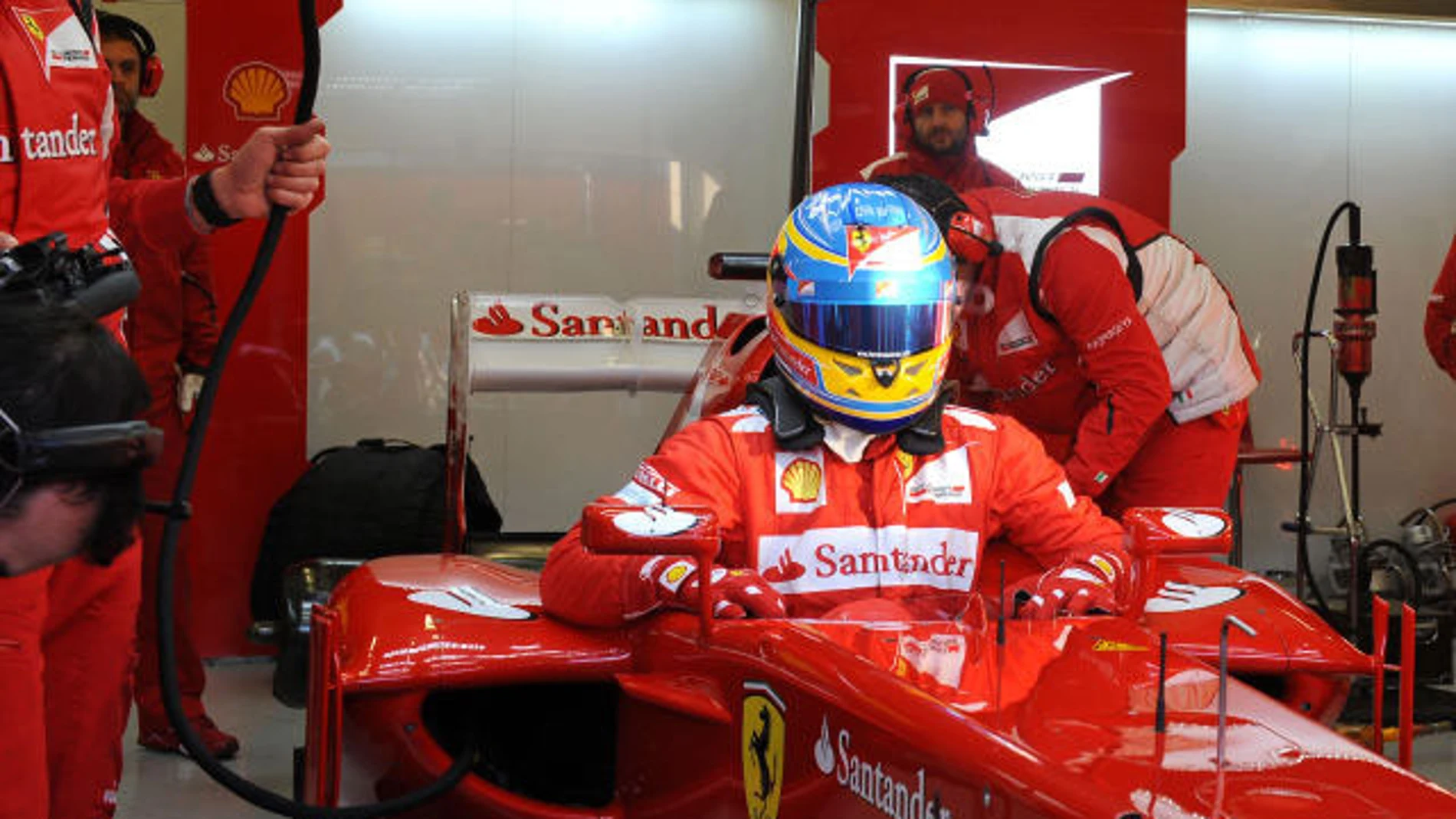 Alonso, en el box de Ferrari