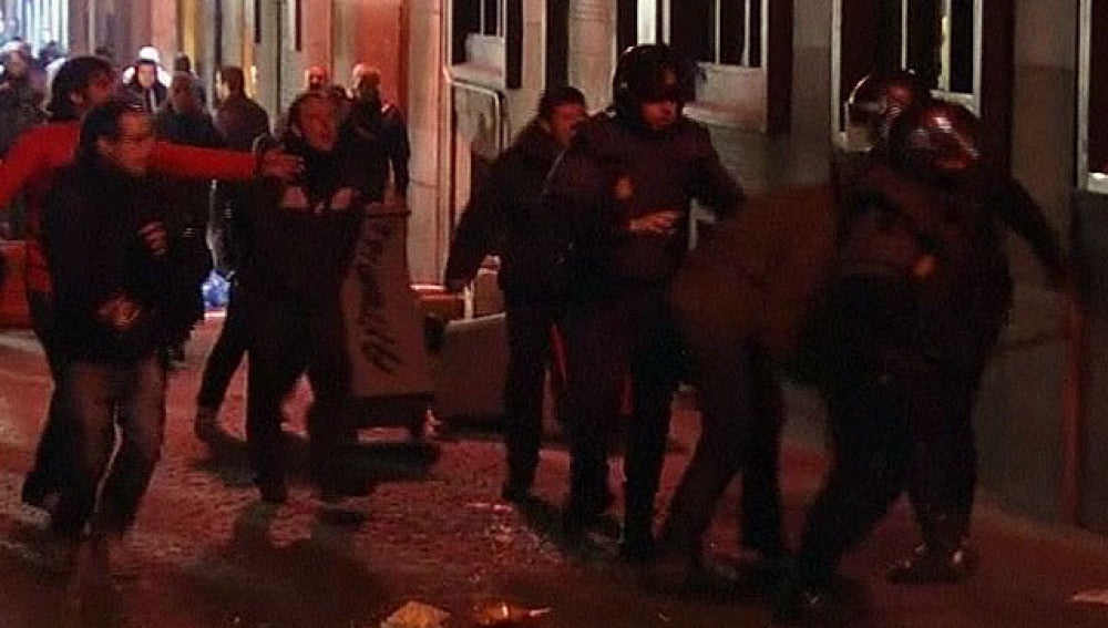 Enfrentamientos entre Policía e indignados