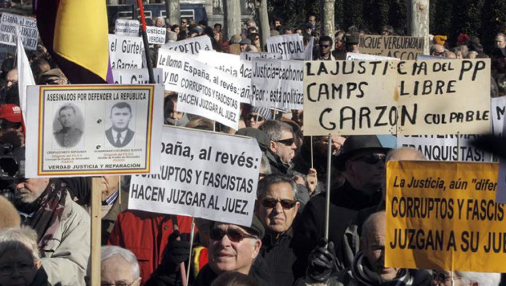 Miles de personas se manifiestan en favor de Baltasar Garzón