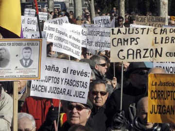 Miles de personas se manifiestan en favor de Baltasar Garzón Miles de personas se manifiestan en favor de Baltasar Garzón