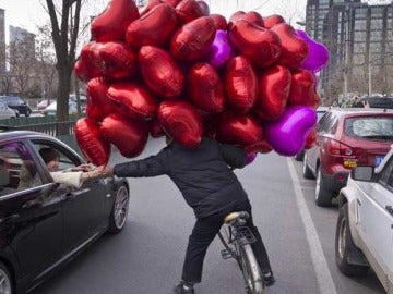 Un comerciante vende globos de corazón en Pekín