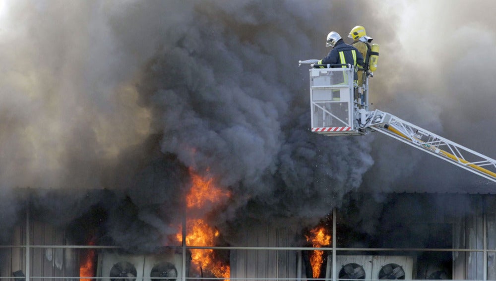 Los bomberos trabajan en el incendio que ha destruido la nave de Frigoríficos Devesa