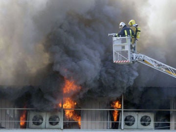 Los bomberos trabajan en el incendio que ha destruido la nave de Frigoríficos Devesa