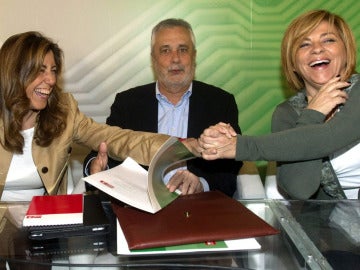 El secretario general PSOE-A, José Antonio Griñán, acompañado de Elena Valenciano y Susana Diaz