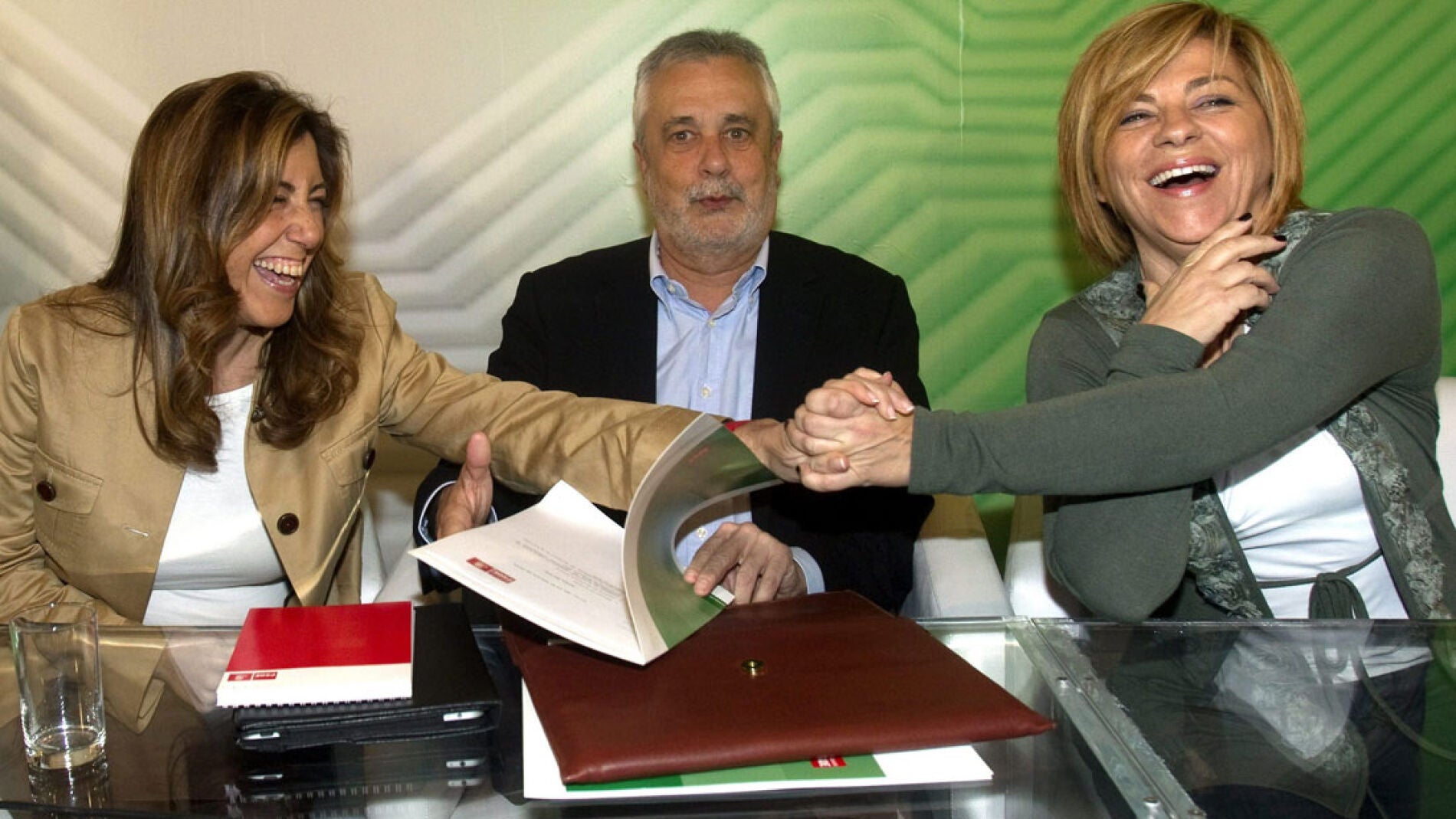 El secretario general PSOE-A, Jos&eacute; Antonio Gri&ntilde;&aacute;n, acompa&ntilde;ado de Elena Valenciano y Susana Diaz