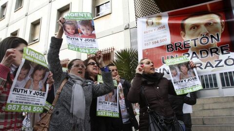 Abucheos a Bret&oacute;n en la puerta del juzgado