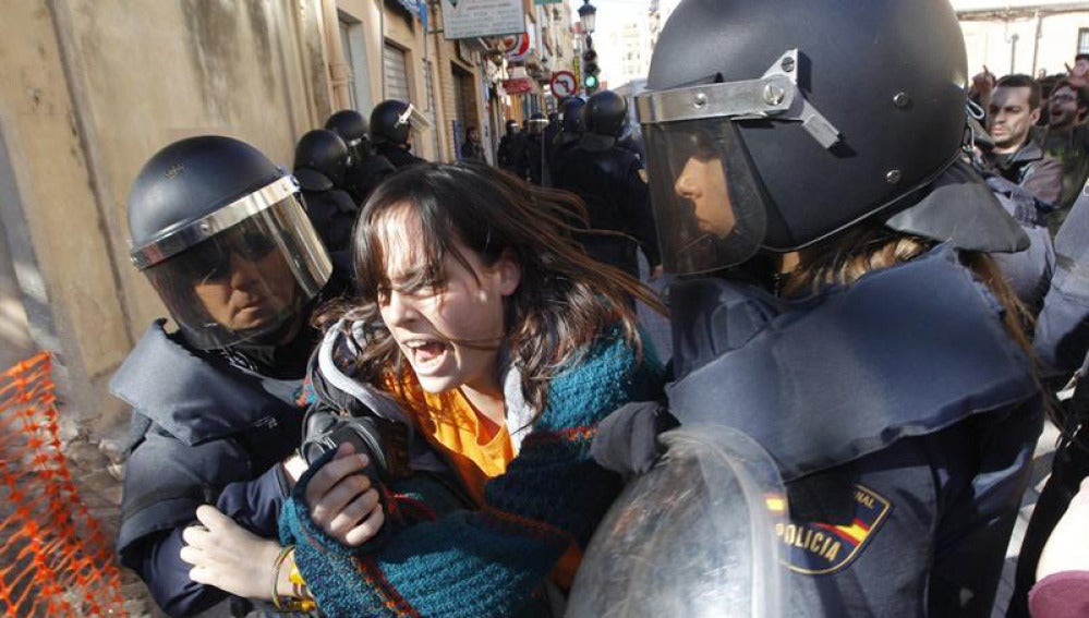 Una joven se resiste a la Policía en Valencia