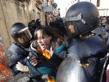 Una joven se resiste a la Policía en Valencia Una joven se resiste a la Policía en Valencia