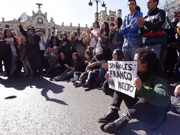 Un grupo de estudiantes manifestándose Un grupo de estudiantes manifestándose