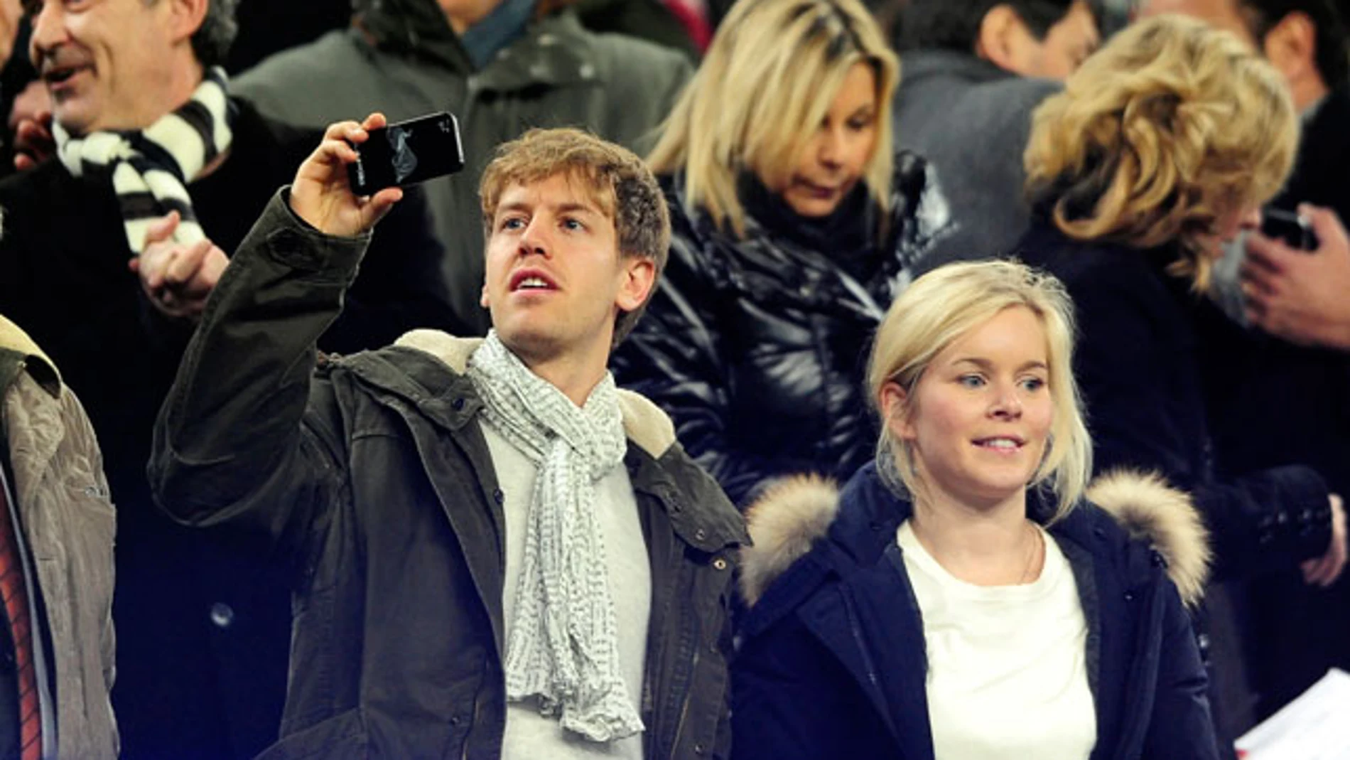 Vettel, junto a su novia Hanna Praterare en el Camp Nou