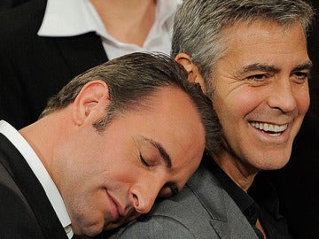 Jan Djujardin se duerme en el hombro de George Clooney