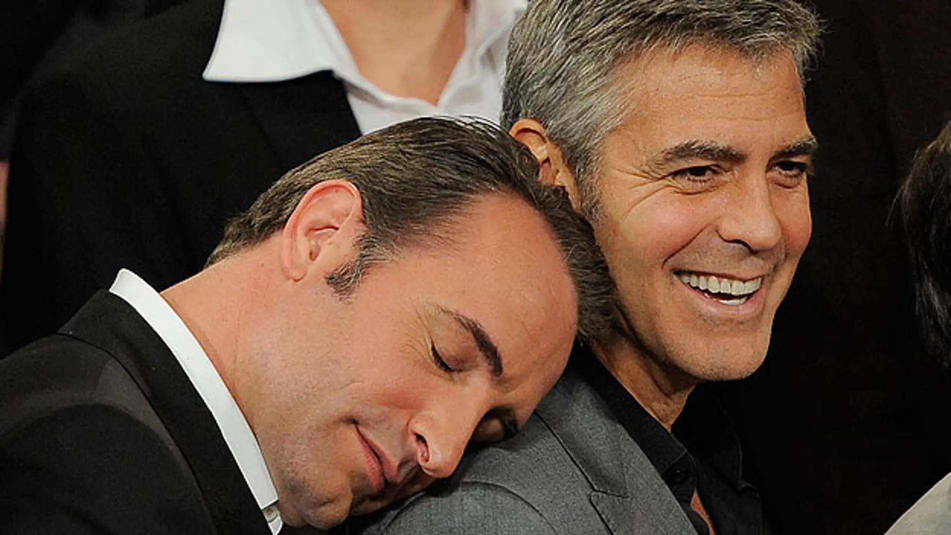 Jan Djujardin se duerme en el hombro de George Clooney