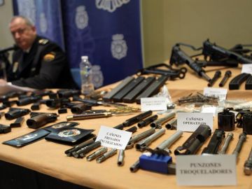 La Policía Nacional ha detenido a un matrimonio y a su hijo por tráfico de armas