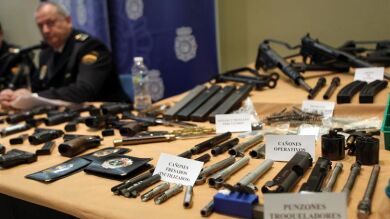 La Policía Nacional detiene a una familia con un arsenal de 64 armas de fuego