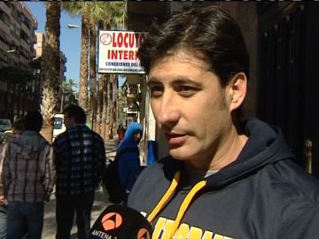 Un bombero rescata a dos personas en un incendio en Alicante